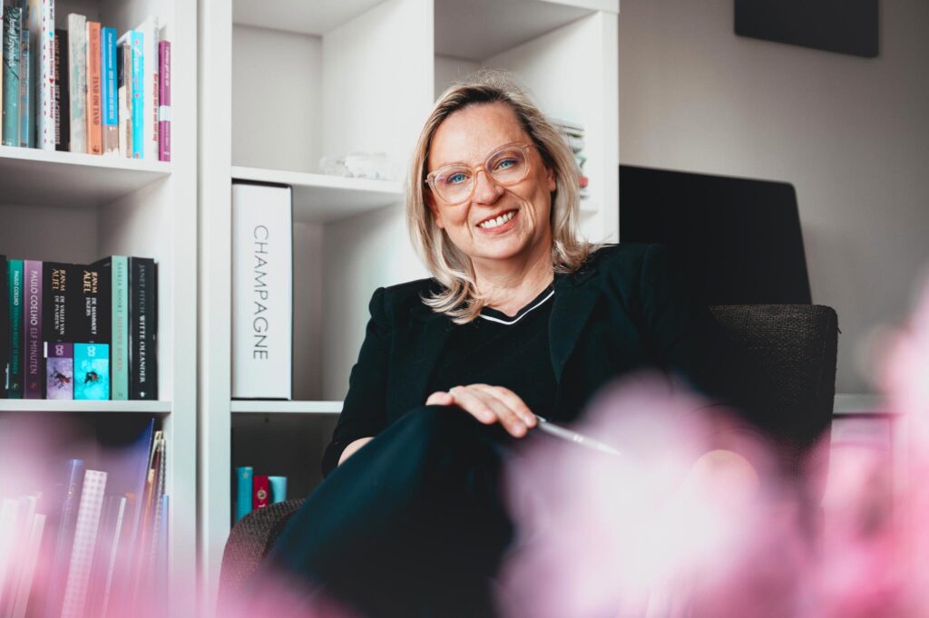Femke is ready to call you back